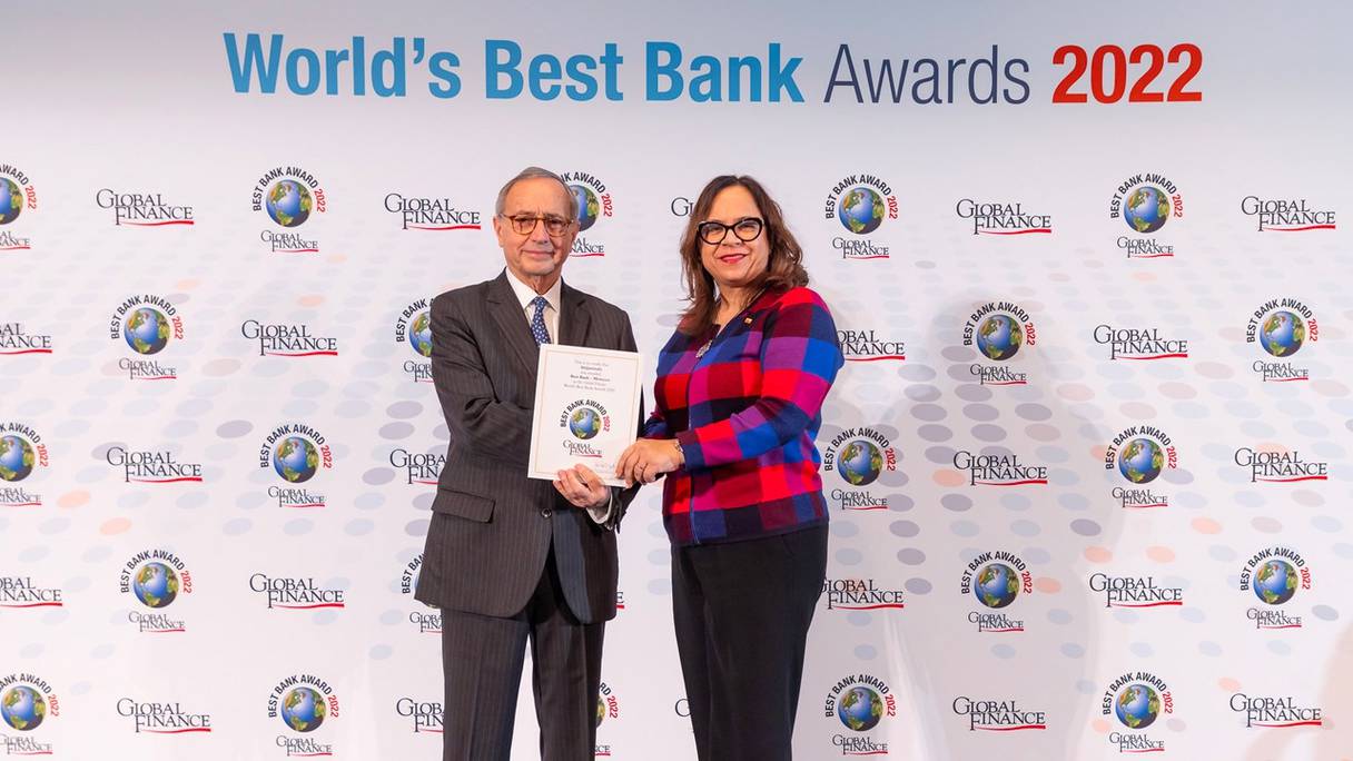 Sanaa Drissi Alami, directrice du Trade finance au sein d’Attijariwafa bank recevant un prix du magazine de référence «Global Finance» à Washington, Etats-Unis, en octobre 2022.
