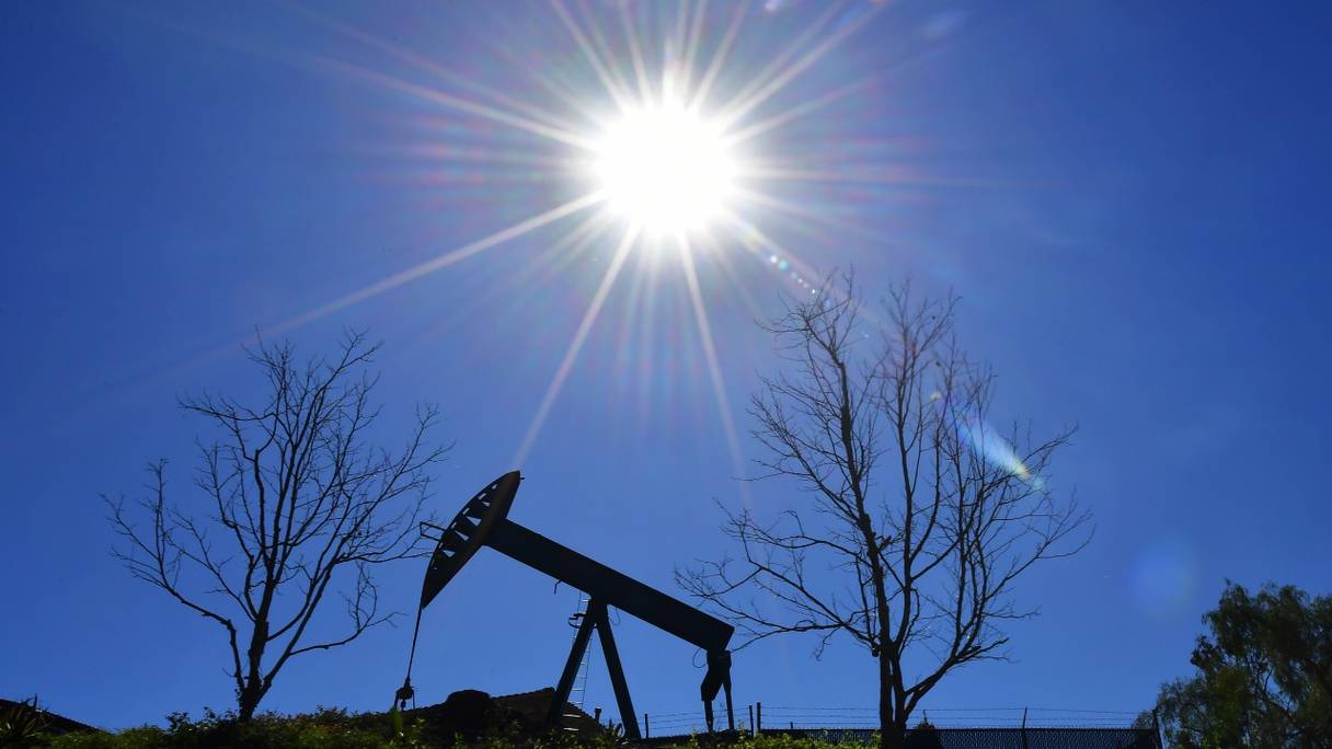 Pompe à pétrole en état de marche à Signal Hill, dans le comté de Los Angeles, en Californie, le 17 février 2022, où les prix de l'essence ont atteint un niveau record. Le pétrole a été découvert pour la première fois à Signal Hill en 1921.
