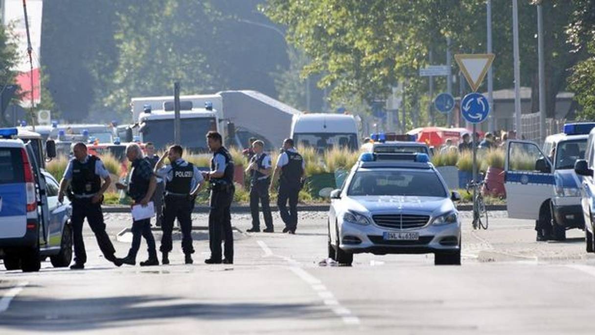 La police et les ambulances près d'une discothèque de Constance en Allemagne le 30 juillet 2017. 
