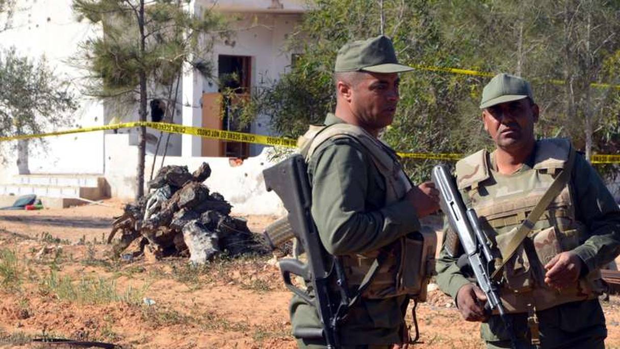 Des militaires tunisiens à proximité d'une maison dans laquelle s'étaient retranchés des jihadistes en mars 2016, à proximité de Ben Guerdane. 
