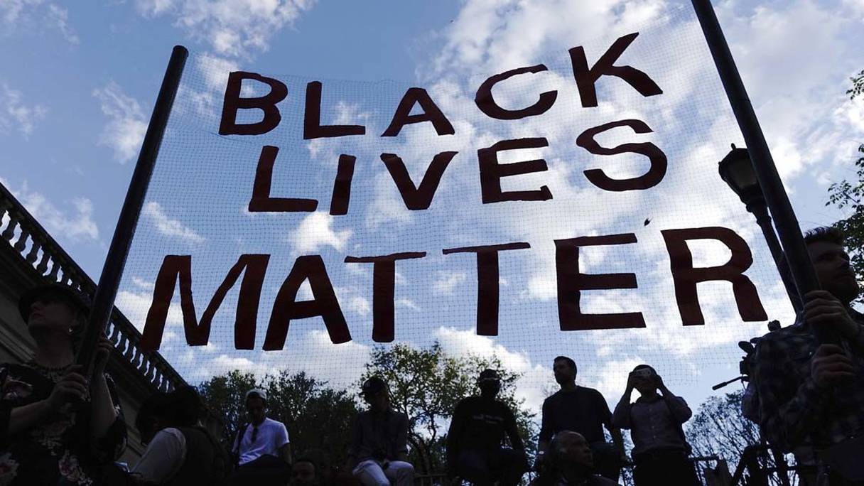 Une banderole Black Lives Matter.
