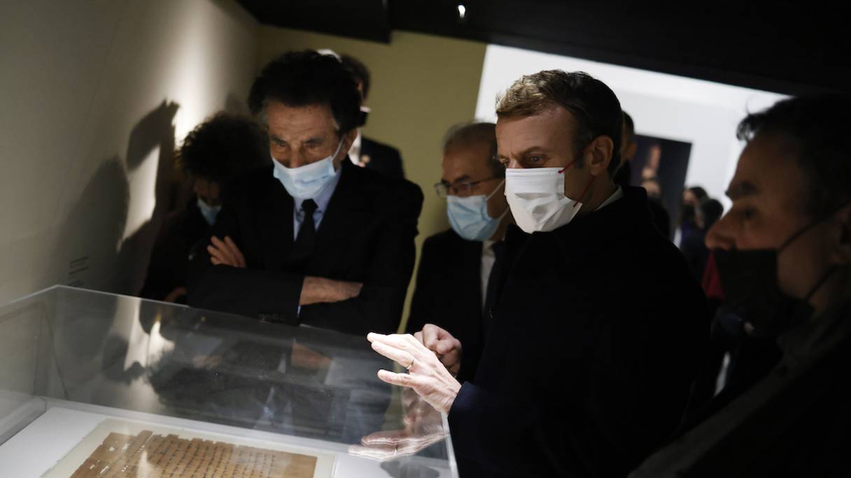 Le président Macron, entouré de Jack Lang et Benjamin Stora, le 22 novembre au siège de l'IMA à Paris.
