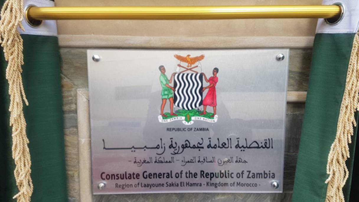 Plaque du consulat général de la République de Zambie, inauguré le 27 octobre 2020, à Laâyoune.
