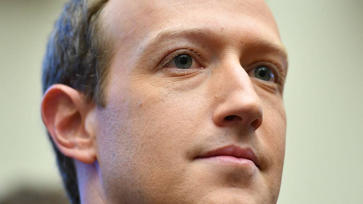 Le fondateur et CEO de Facebook, Mark Zuckerberg, s'apprête à témoigner devant le comité des services financiers du congrès américain, à Washington, le 23 octobre 2019.
