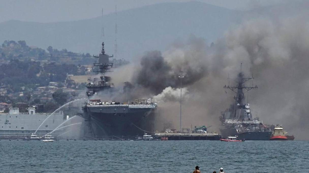 L’incendie s’est déclaré dimanche matin, 12 juillet 2020, à bord de l’USS Bonhomme Richard, un navire en maintenance dans le port de San Diego. 
