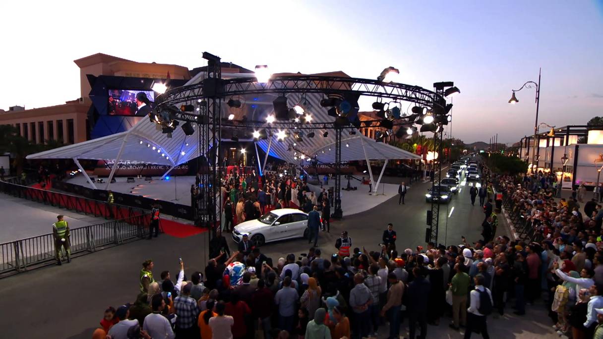 La foule se presse devant le Palais des Congrès, pour assister à la projection de «Jours d'été», de Faouzi Bensaïdi (2022), un film de la section parallèle «Panorama Marocain», à la 19e édition du FIFM, à Marrakech, le 13 novembre 2022. 
