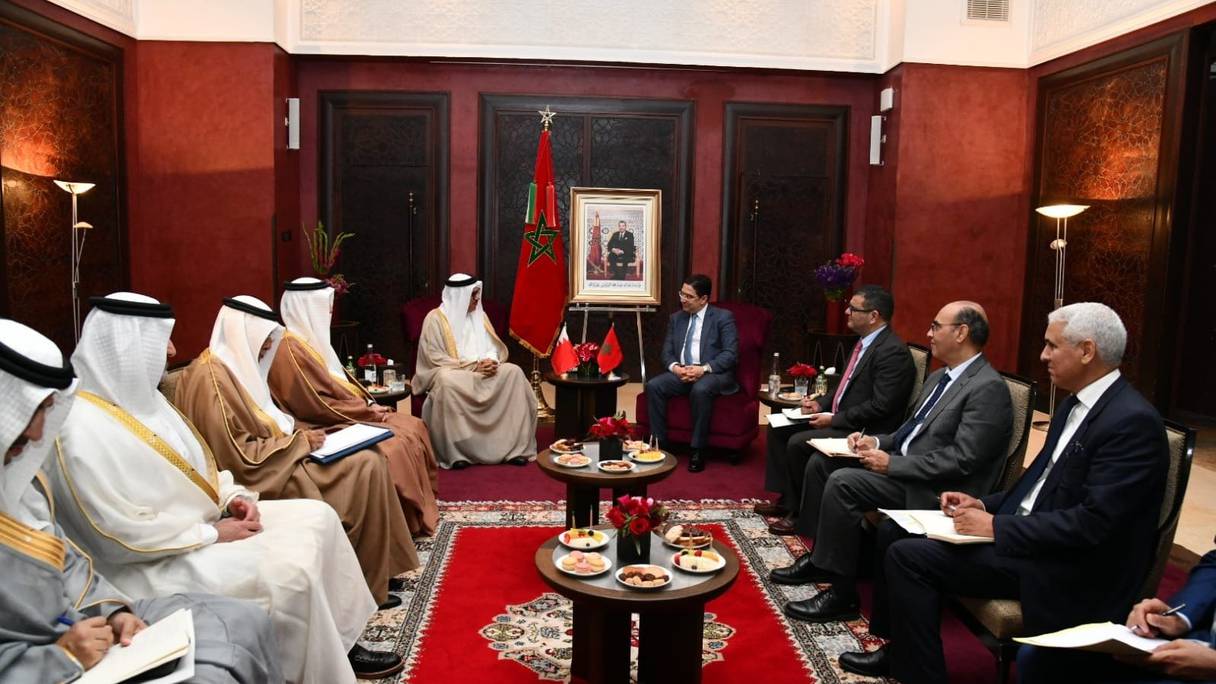 Nasser Bourita s'entretient avec le ministre bahreïni des Affaires étrangères, Abdullatif bin Rashid Al Zayani, à Marrakech, le 10 mai 2022.
