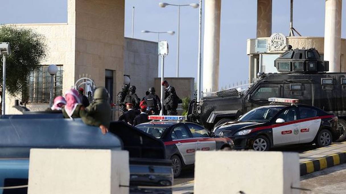 Des forces de sécurité devant un centre de formation où un policier jordanien a tué trois soldats américains, le 9 novembre 2016 à Amman.

