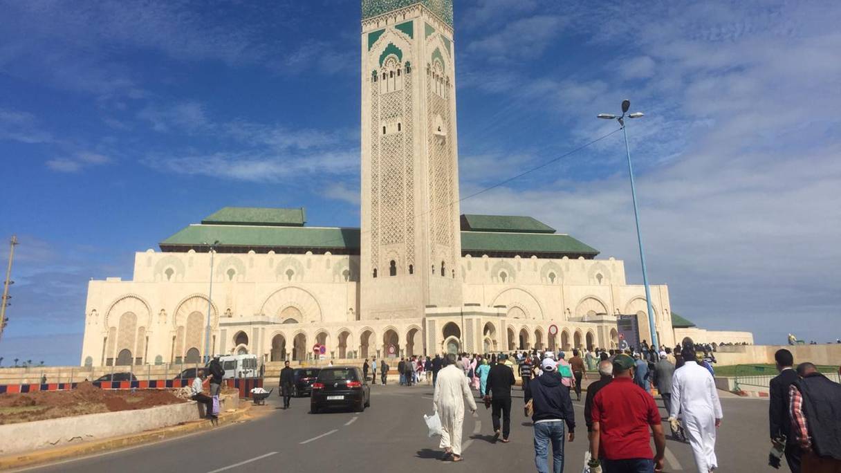Des fidèles se dirigent vers la mosquée Hassan II, à Casablanca. 
