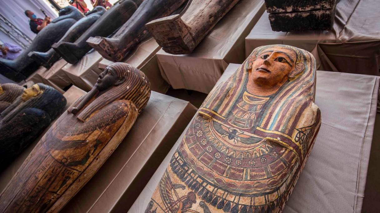 Les sarcophages, couverts de dessins complexes aux couleurs vives ainsi que de hiéroglyphes, doivent être transportés au Grand Egyptian Museum.
