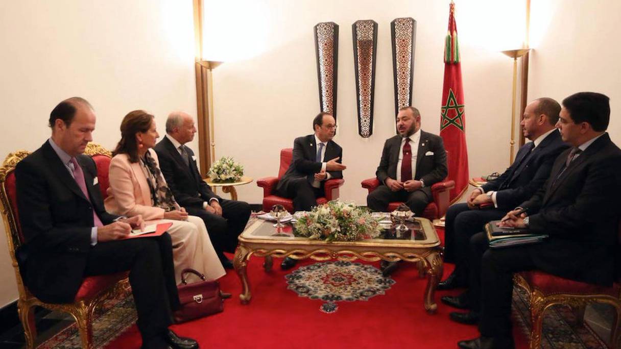 Le roi Mohammed VI recevant François Hollande et des membres de la délégation française.
