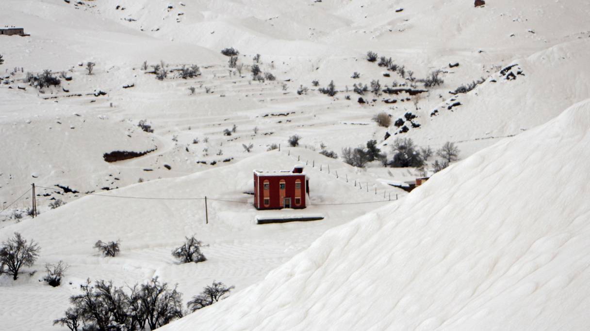 Une maison submergée par la neige à Ouarzazate, le 18 février 2023.