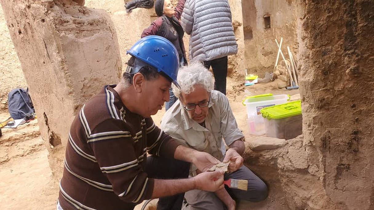 Les chercheurs Yuval Yekutieli et Mabrouk Saghir, sur le site des fouilles archéologiques de la synagogue à Tamanart, dans le sud du Maroc. 
