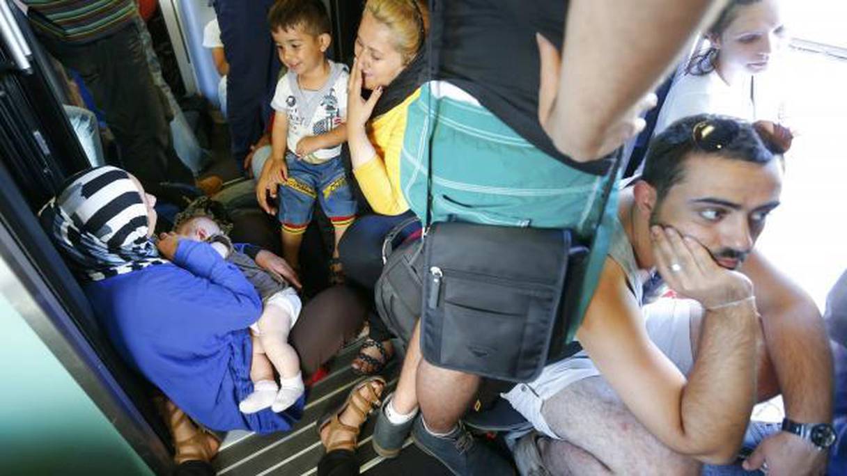 Des migrants dans un train entre Budapest et Vienne, le 31 août 2015.
