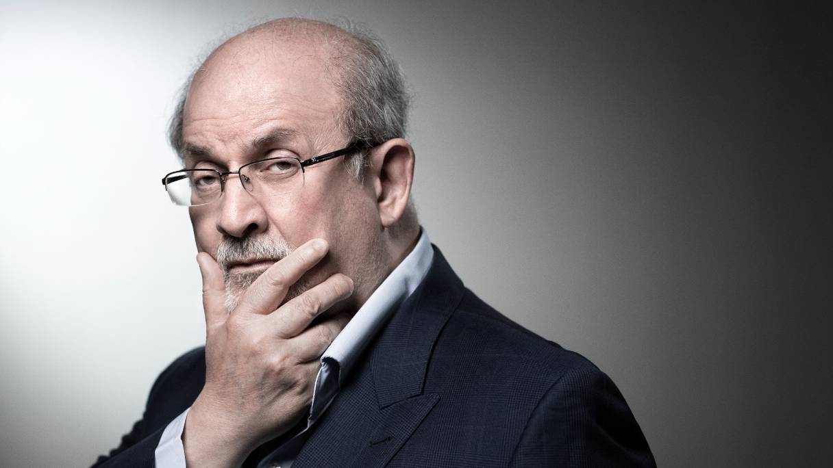 Salman Rushdie pose lors d'une séance photo à Paris, en 2018. Le romancier et essayiste britannique se trouve sous respirateur et pourrait perdre un œil, suite à une attaque au couteau à New York, le 11 août 2022.
