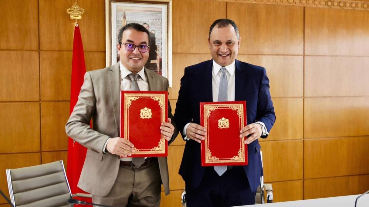 Le ministre de l’Industrie et du commerce, Ryad Mezzour et le Directeur général des opérations de FAURECIA au Maroc et en Tunisie, Taoufik Laamiri lors de la signature d’un protocole d’accord relatif à la création d’une nouvelle usine à Salé.
