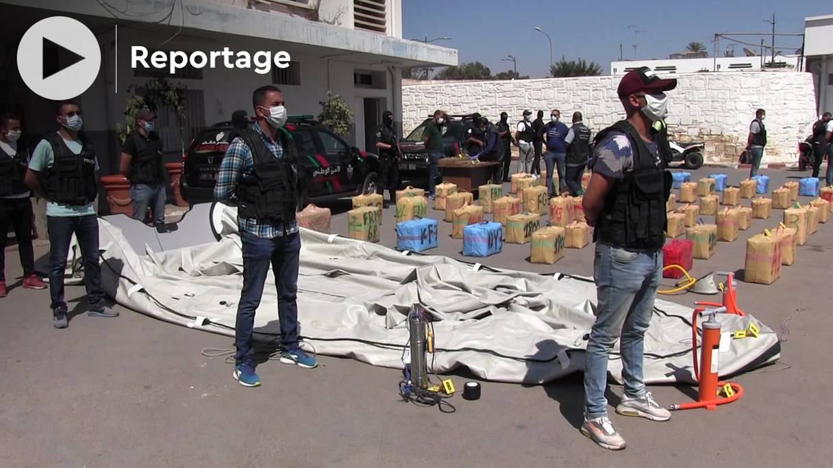 Sept personnes ont été interpellées, accusées de trafic international de drogue, d'organisation d'émigrations illégales et de traite d'êtres humains. Deux tonnes de haschisch ont été saisies lors de cette opération à Agadir, le 25 septembre 2021. 
