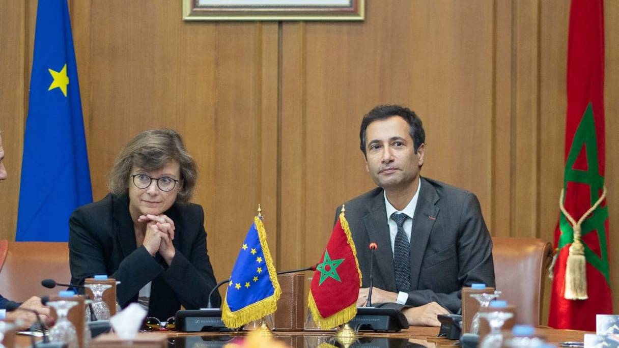 L’ambassadrice de l’Union européenne à Rabat, Claudia Wiedey, et le ministre des Finances, Mohamed Benchaâboun.
