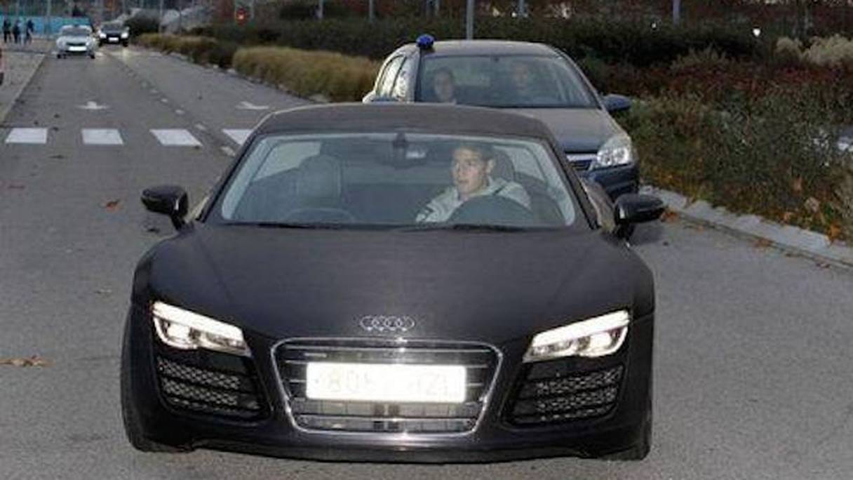 James Rodriguez au volant de sa voiture, avec les policiers derrière lui.
