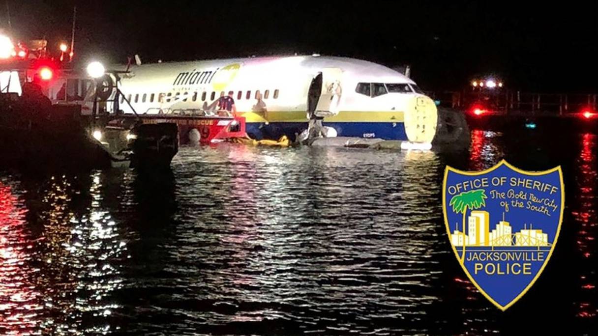 Image fournie le 3 mai 2019 par le Sheriff de Jacksonville, en Floride, d'un Boeing 737 ayant fini son atterrissage dans un fleuve
