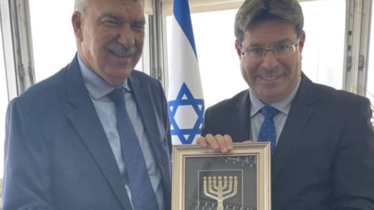 Abderrahim Bayoud, chef du bureau de liaison du Maroc en Israël, en compagnie de Ofir Akunis, ministre israélien de la Coopération régionale.
