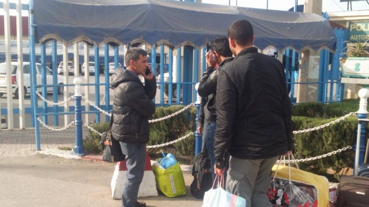 Des sahraouis, même munis de passeports algériens, sont interdits de voyage à l'étranger. Ici, photo prise le 27 décembre 2015 de jeunes empêchés d'aller en Espagne, via le port de Laghouat, à Tlemcen.
