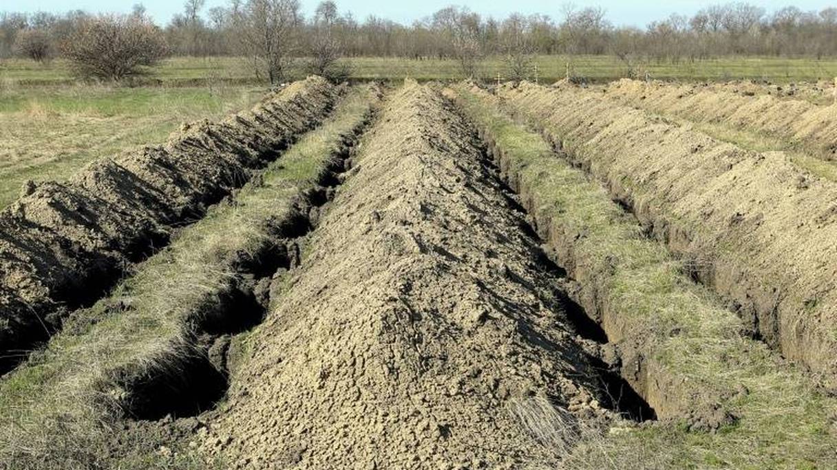 Des tombes fraichement creusées, le 7 avril 2020 à Dnipro en Ukraine en cas d'un afflux de morts du Covid-19.
