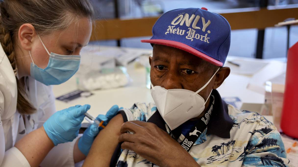 Une Américain reçoit un vaccin contre la grippe lors d'un événement organisé par le Chicago Department of Public Health au Southwest Senior Center, le 9 septembre 2022 à Chicago.
