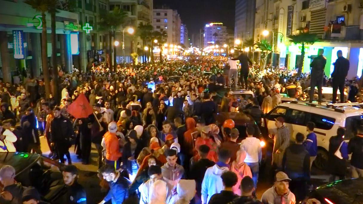Des milliers de Tangérois ont envahi la corniche de leur ville pour fêter la qualification du Maroc aux quarts de finale de la Coupe du monde au Qatar, dans la soirée du 6 novembre 2022. 
