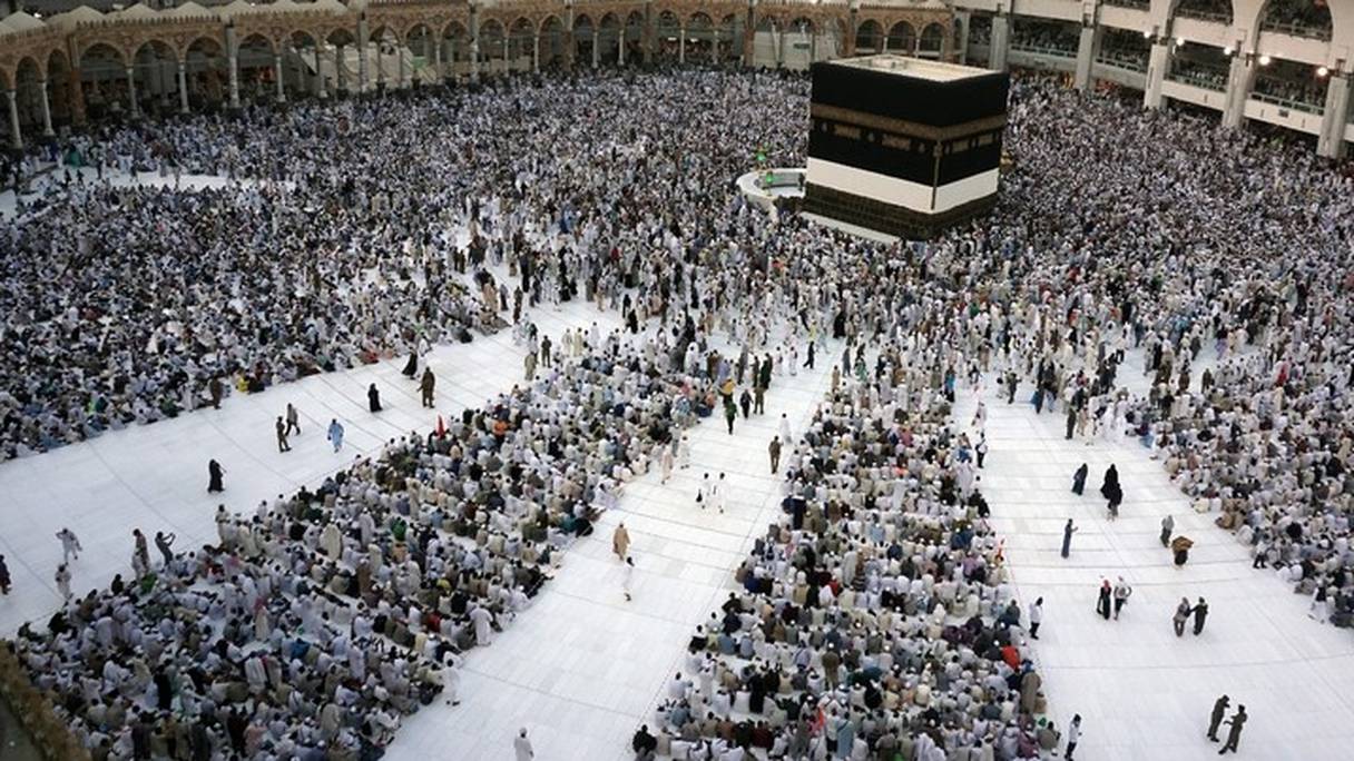 Des pélerins musulmans à proximité de la Kaaba, à La Mecque, le 28 août 2017. 
