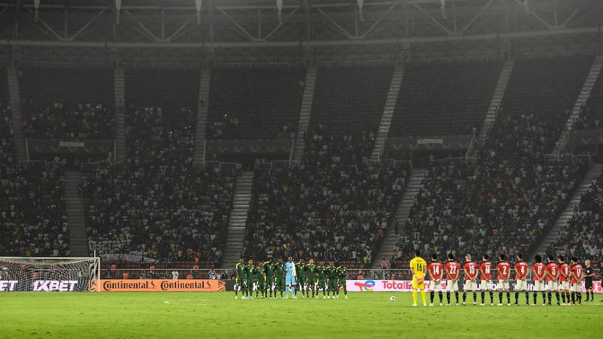 Minute de silence des joueurs égyptiens et sénégalais en mémoire du petit Rayan, avant la finale de la CAN 2021.
