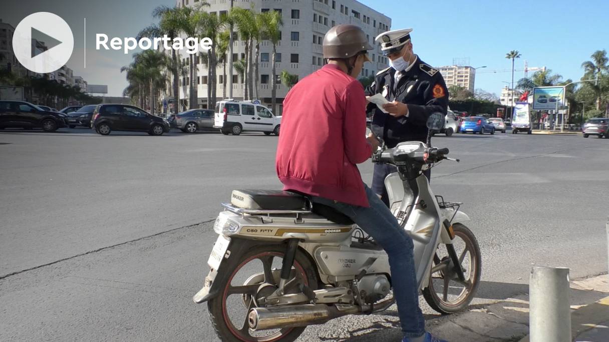 Un agent de police contrôle un motocycliste dans une artère de Casablanca. La police lutte actuellement contre les conducteurs de motocyclettes dont la cylindrée a été modifiée, afin d'augmenter la puissance du moteur. 
