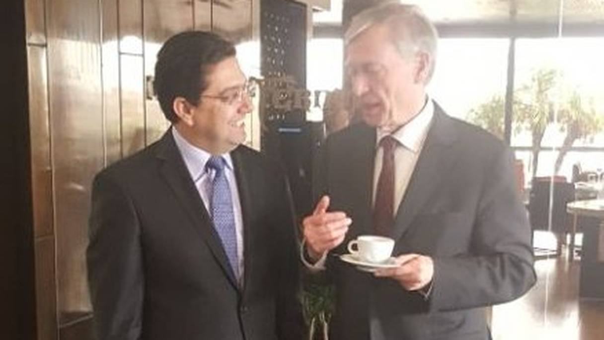 Le MAECI, Nasser Bourita, et l'envoyé personnel du SG de l'ONU, Horst Köhler, s'offrant une pause café, après d'intenses discussions.
