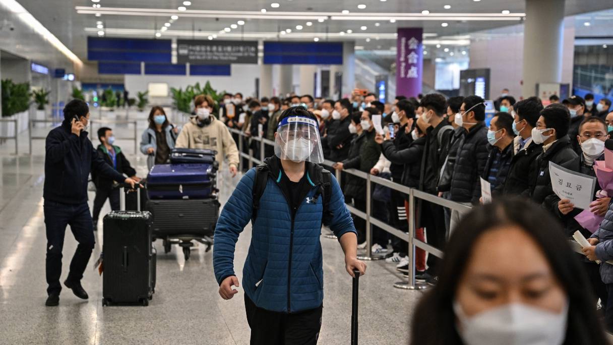 Des passagers à l'arrivée des vols internationaux à l'aéroport international de Shanghai Pudong le 8 janvier 2023. 
