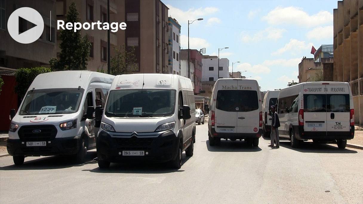 A Kénitra, en lieu et place d'autobus desservant les lignes de la ville, les habitants ont droit à des minibus. 
