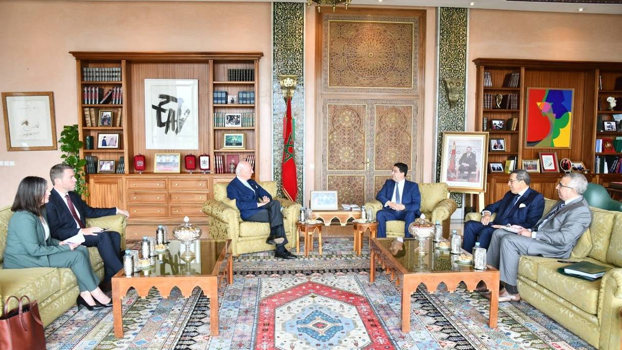 Le ministre des affaires étrangères, Nasser Bourita, s'entretient avec l’envoyé personnel du secrétaire général de l’ONU pour le Sahara marocain, Staffan de Mistura, le 5 juillet 2022 à Rabat.
