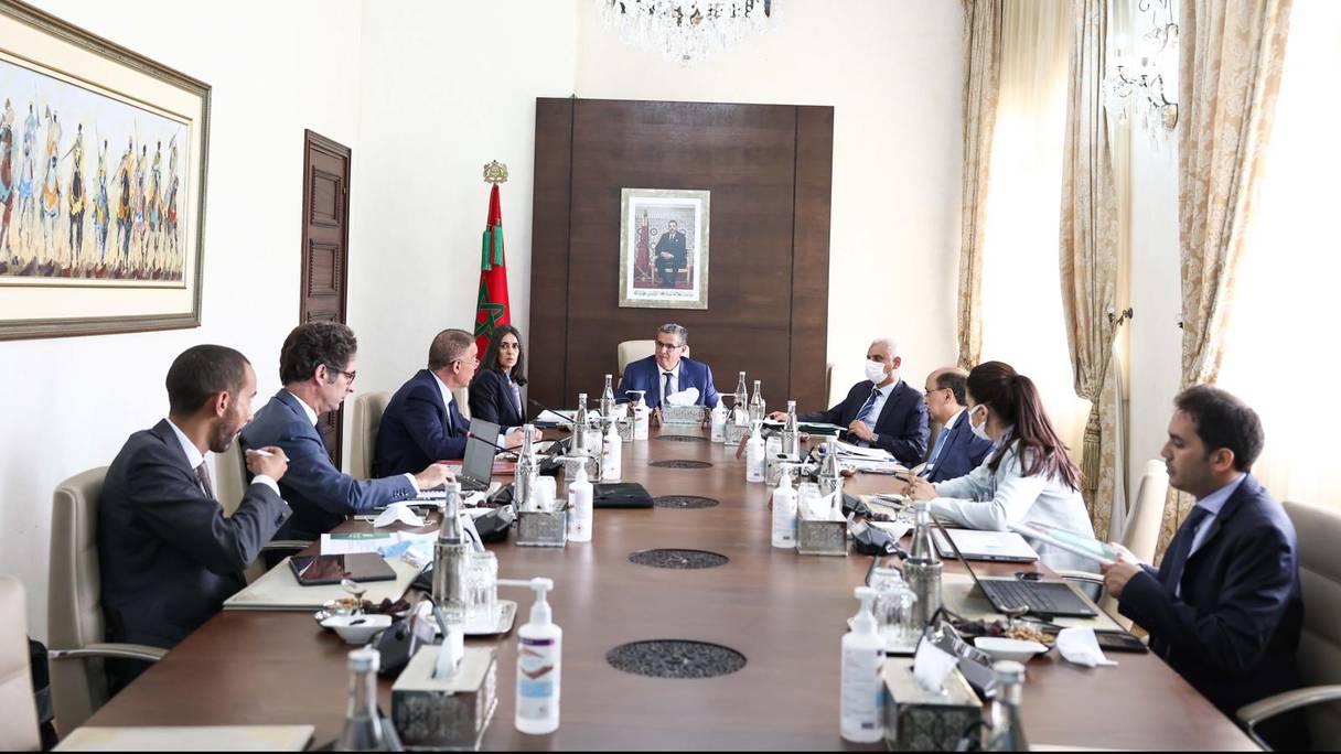 Le chef du gouvernement, Aziz Akhannouch, préside une réunion ministérielle sur la généralisation de la protection sociale, le 7 juin 2022 à Rabat.
