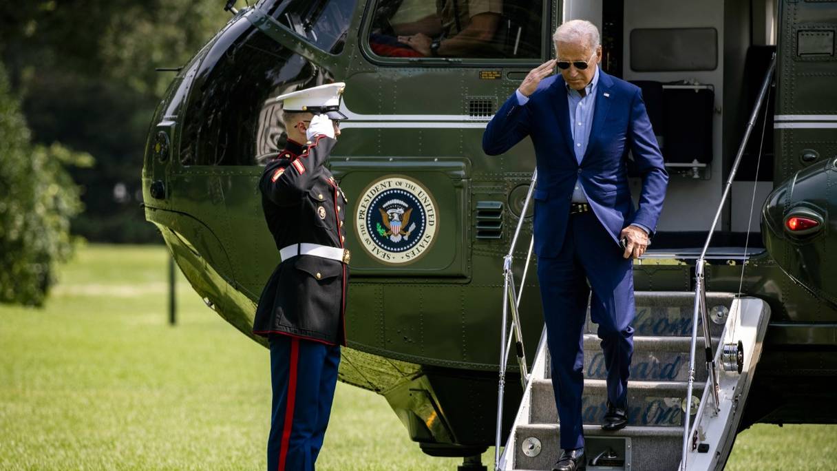 Joe Biden descend de Marine One sur la pelouse sud de la Maison Blanche, le 25 juillet 2021 à Washington. Le président américain est de retour après avoir passé le week-end dans sa maison de Wilmington, Delaware.
