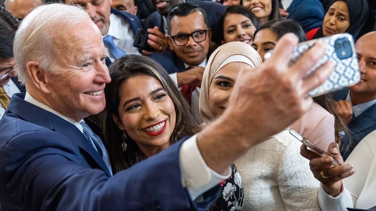 Le président américain Joe Biden prend un selfie lors de la célébration de Aïd Al-Fitr à la Maison Blanche, le 2 mai 2022.
