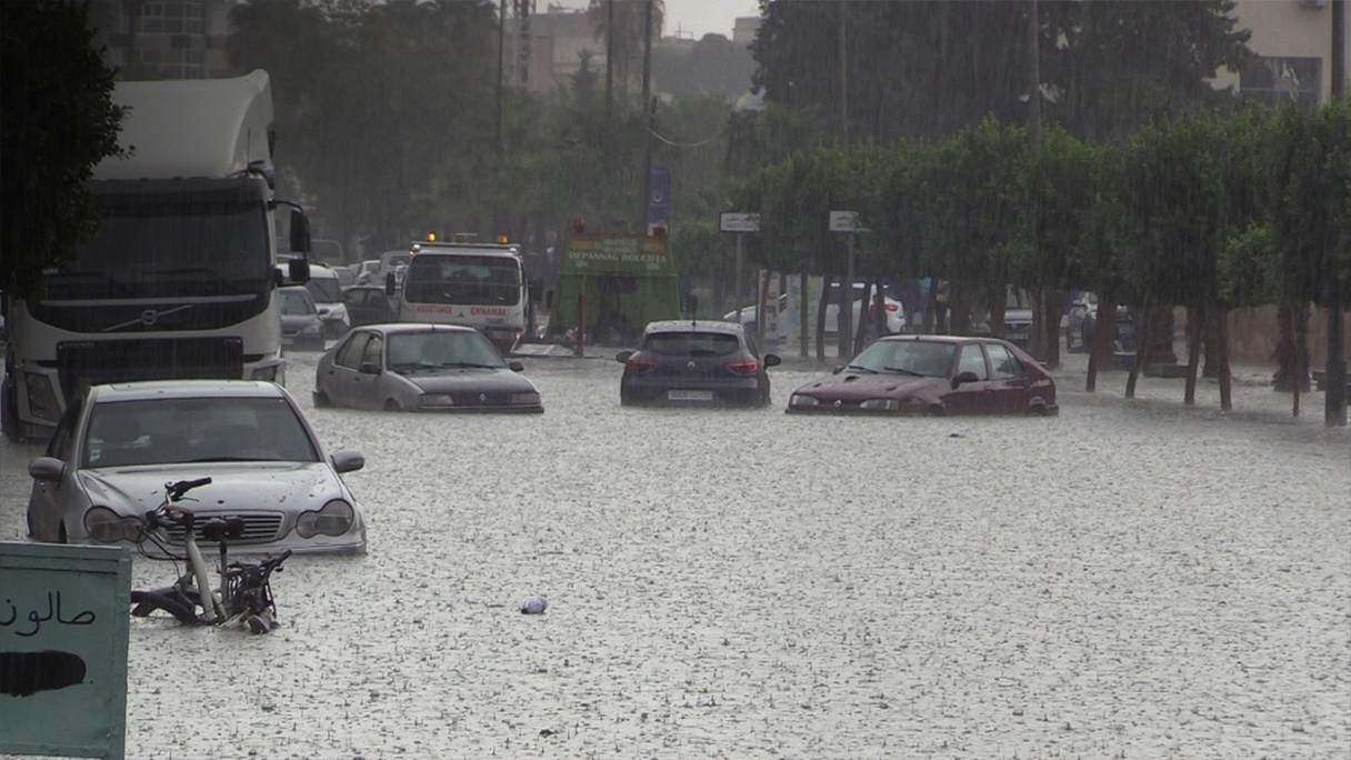 Plusieurs quartiers de Fès se sont retrouvés sous l’eau, suite aux pluies tombées sur la ville durant cette matinée du mardi 11 octobre 2022.
