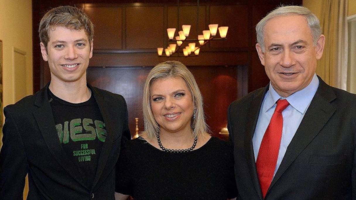 Yaïr Netanyahu, en compagnie de ses parents, le Premier ministre israélien Benjamin Netanyahu et son épouse Sara. 
