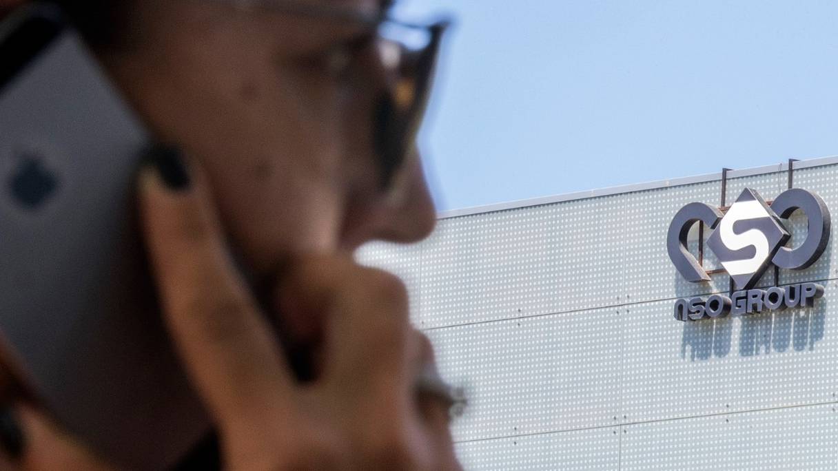 Une Israélienne utilise son iPhone devant le bâtiment abritant le groupe israélien NSO, à Herzliya, près de Tel Aviv. La société est accusée d'avoir fourni le logiciel espion Pegasus à des Etats, dont le Maroc (photo d'archives de 2016).
