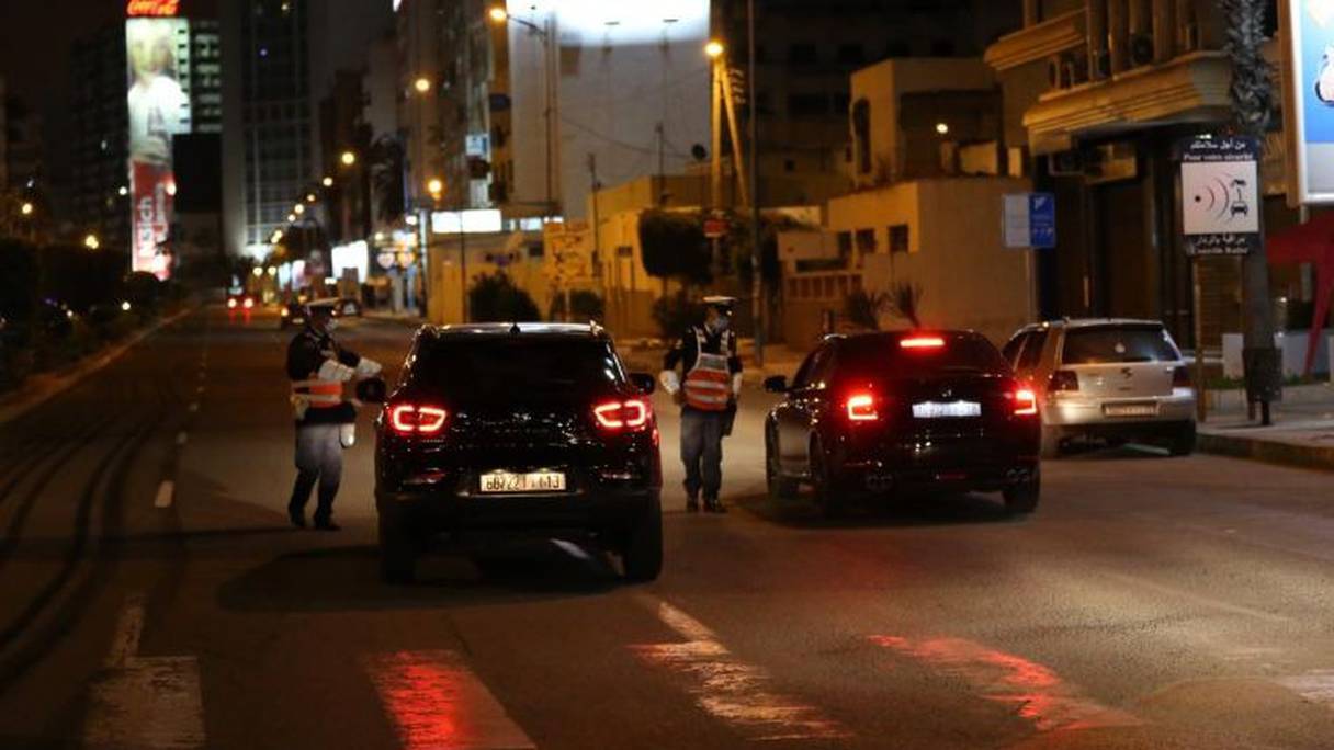 A Casablanca, des policiers veillent au couvre-feu nocturne, boulevard Zerktouni, le 18 avril 2021. 
