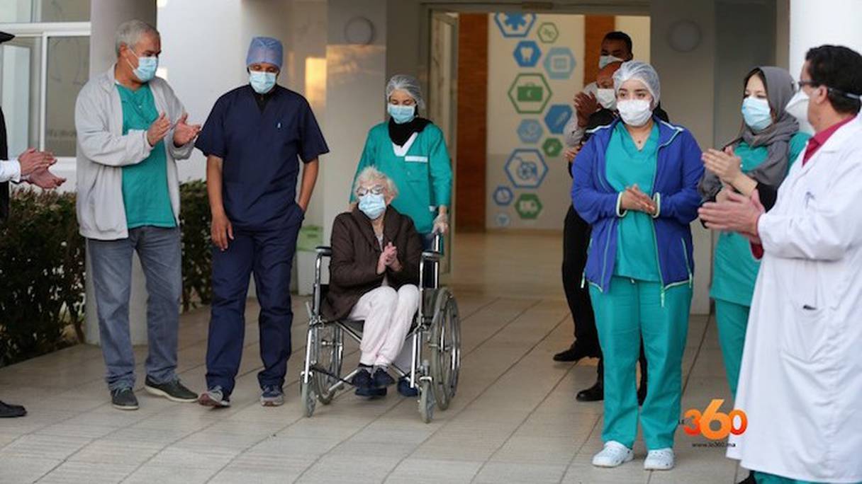 Une patiente allemande de 79 ans quitte l'hôpital Mohammed VI de Tanger, après avoir guéri du Covid-19, sous les applaudissements du personnel soignant.
