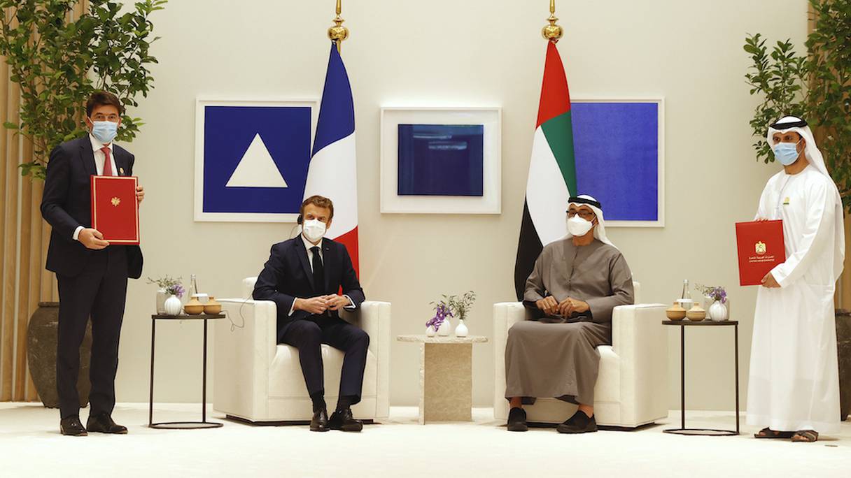 Le président français Emmanuel Macron et le prince héritier d'Abou Dhabi Mohammed ben Zayed al-Nahyan, lors de la présentation des accords signés par la France et les Émirats arabes unis, le 3 décembre 2021 à Dubaï.
