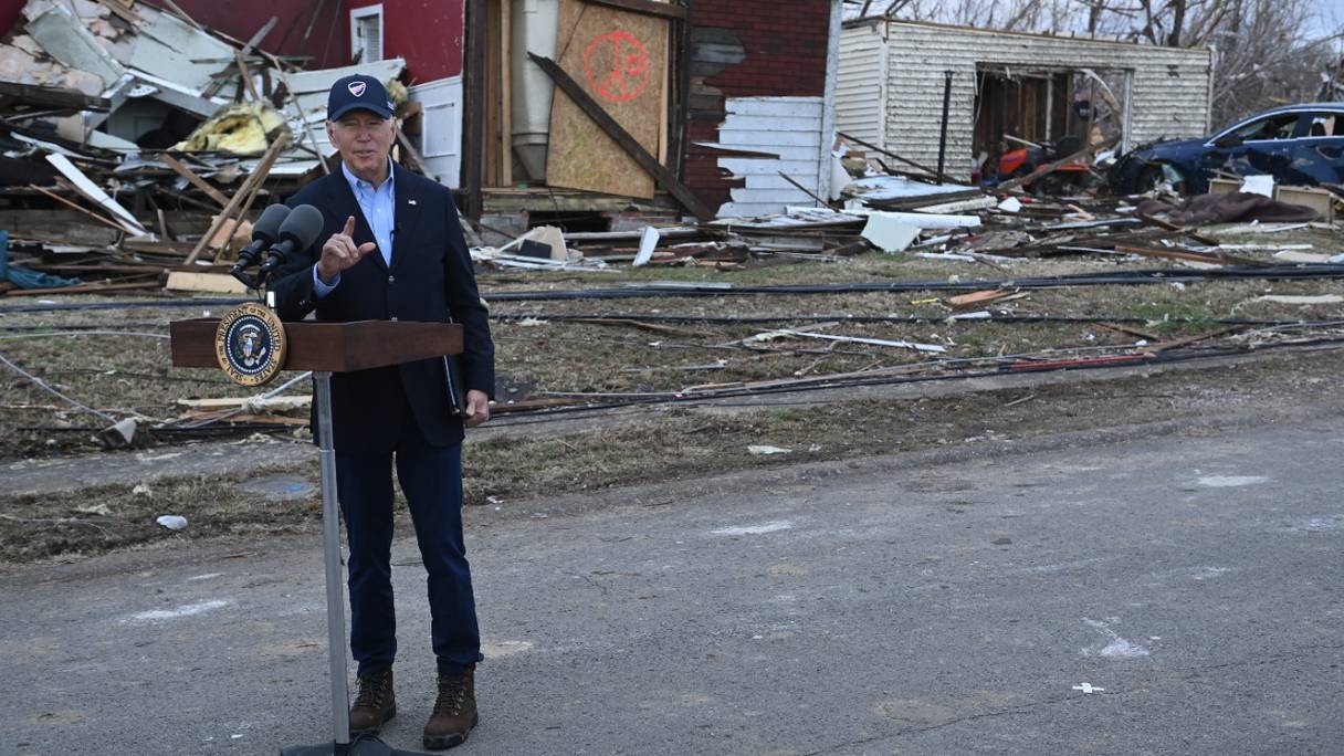 Le président américain Joe Biden s'exprime après avoir visité les dégâts causés par la tempête à Dawson Springs, Kentucky, le 15 décembre 2021. Biden a visité les zones dévastées par les tornades des 10 et 11 décembre.
