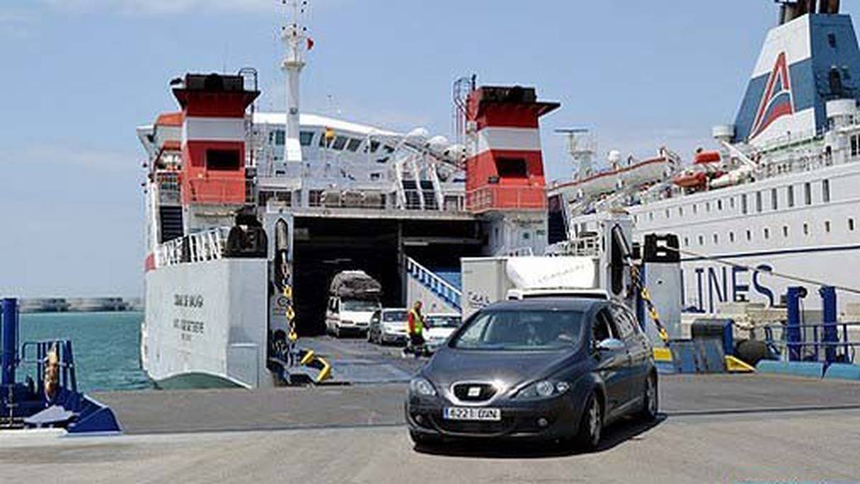 Des voitures sortent de la cale d'un ferry, au port de Tanger Med. 
