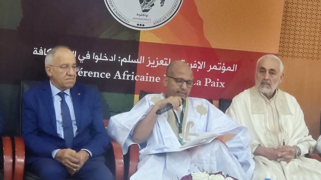 Farid El Bacha (gauche) lors du 3ème Congrès africain pour la paix, à Nouakchott.
