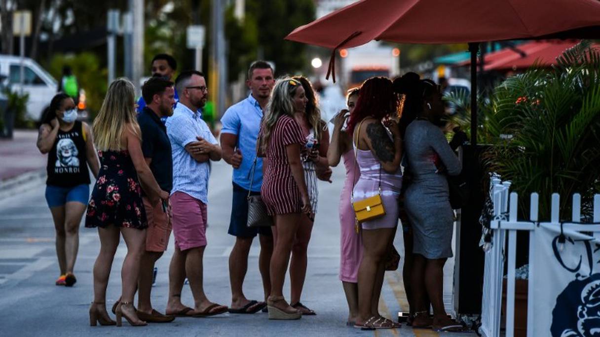 Des personnes font la queue devant l'entrée d'un retaurant à Miami Beach, le 26 juin 2020 en Floride.
