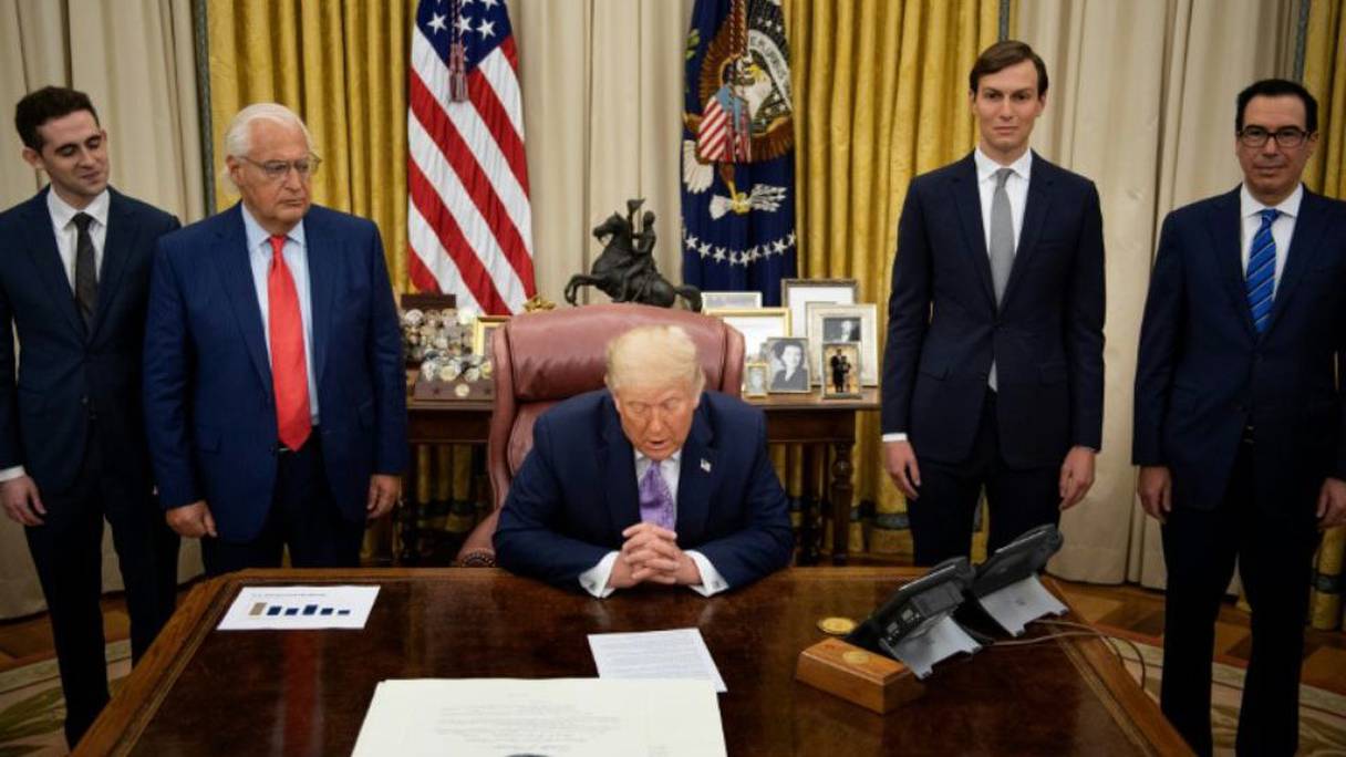 L'ambassadeur américain en Israël David Friedman (2e g), le conseiller Jared Kushner (2e d) et le secrétaire au Trésor Steven Mnuchin (d) écoutent Donald Trump annoncer l'accord entre Israël et les Emirats arabes unis le 13 août 2020 à la Maison Blanche.
